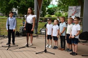 Zdjęcie: uczestnicy zajęć umuzykalniających występujący podczas Festiwalu Świętojańskiego