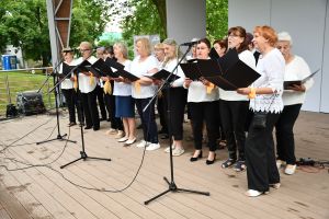 Zdjęcie: Seniorki z klubu Senior + występujący na scenie podczas Festiwalu Świętojańskiego